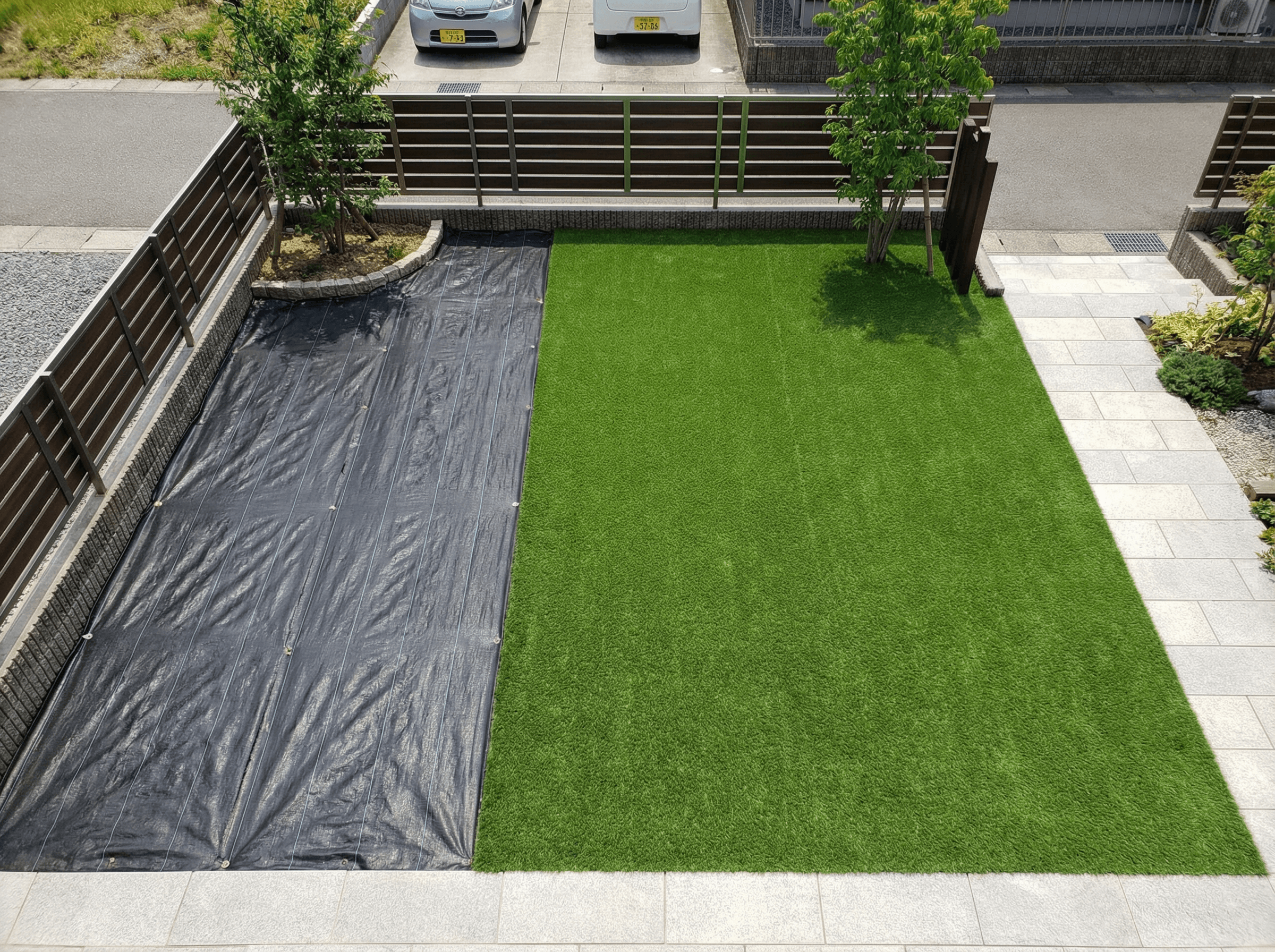 隙間なく綺麗に敷き詰められた防草シートと、その上に設置された鮮やかな人工芝の完成イメージ